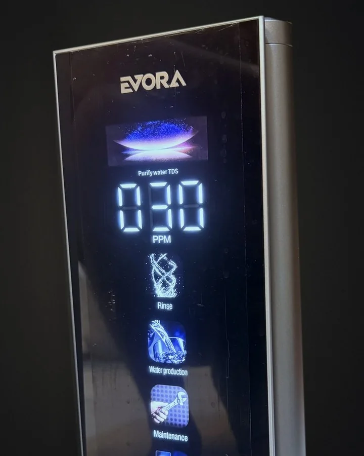 Close-up of the live purity display on the Evora filter, showing 030 ppm